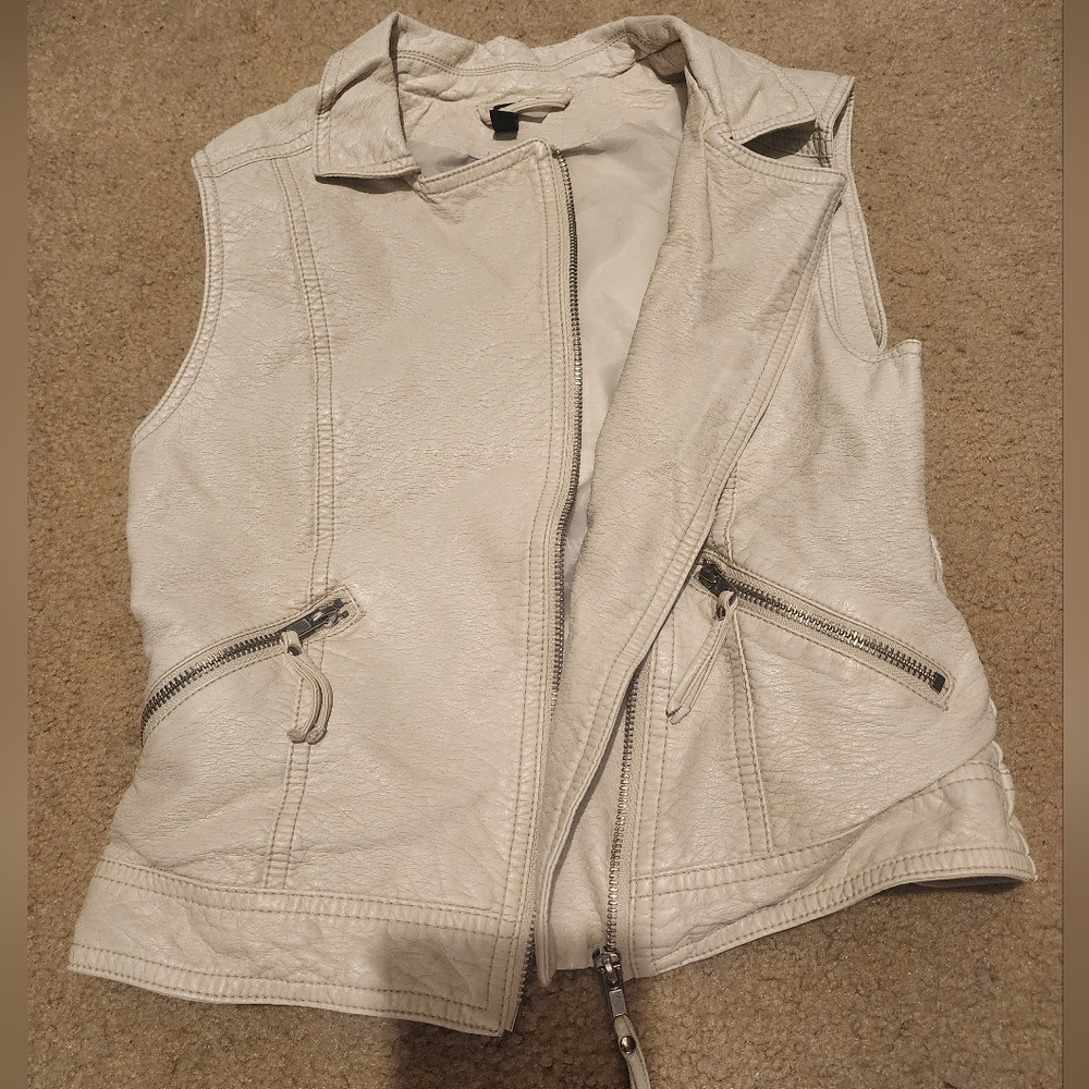 Divided off white faux leather zip front vest. EUC. Women's 2 (small)